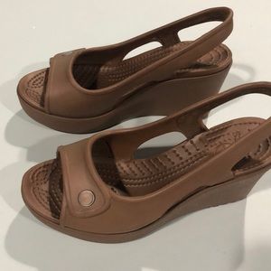 Crocs brown wedges women’s size 4, girls size 4.